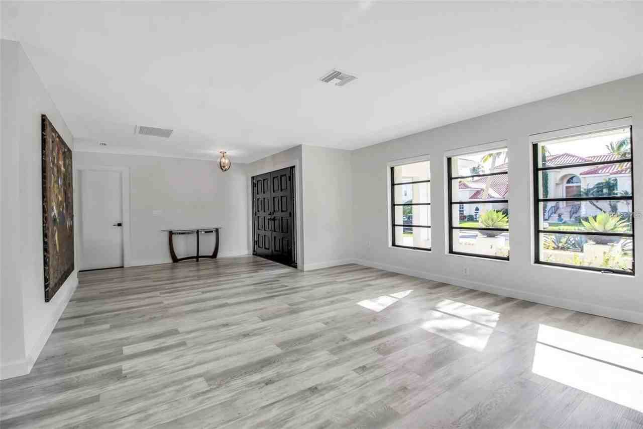 1649 Stanford Ln - Photo 5 of 17