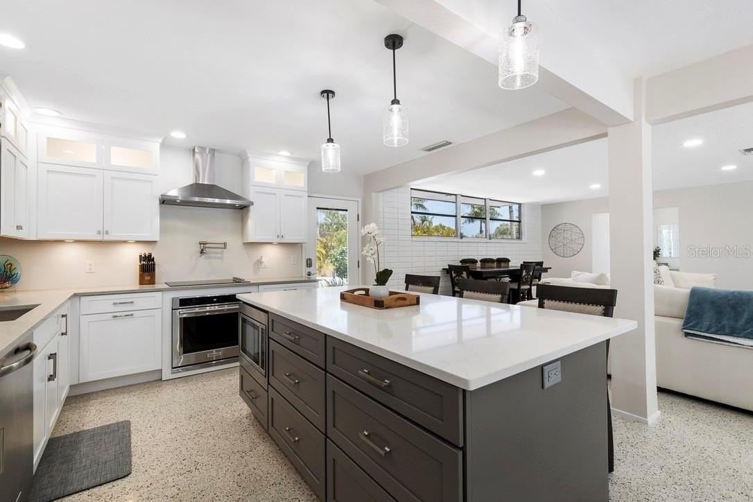 1165 Morningside Pl - Photo 4 of 40