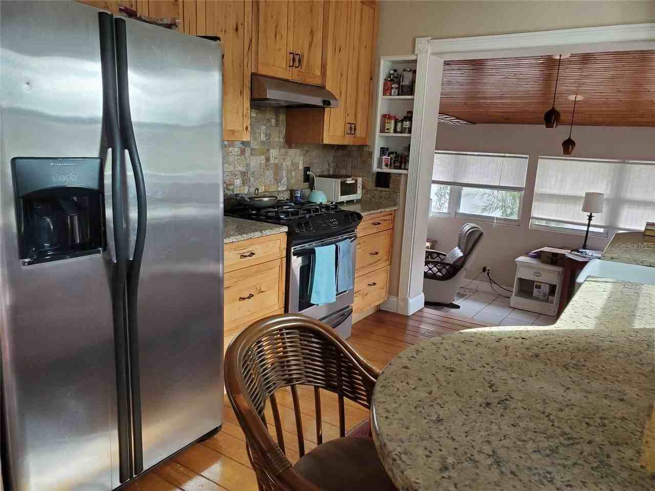 227 Lychee Rd - Photo 5 of 36