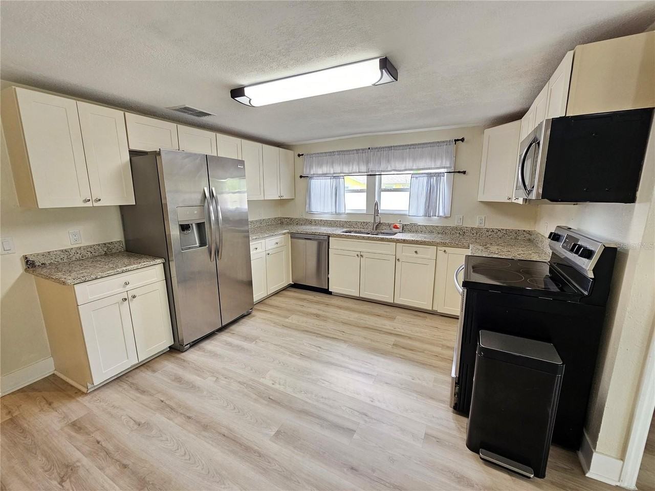 2436 Arapaho St - Photo 5 of 32