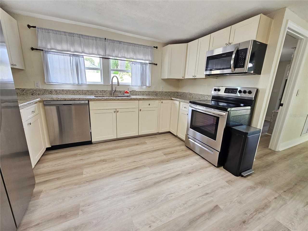2436 Arapaho St - Photo 6 of 32