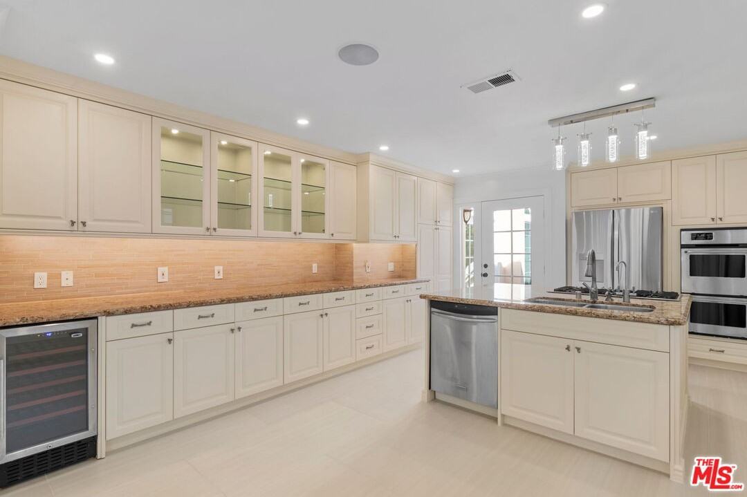 2128 Camden Ave - Photo 2 of 8