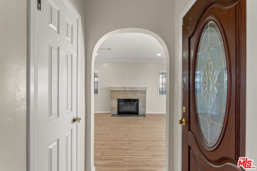 8905 S Wilton Pl - Photo 3 of 8