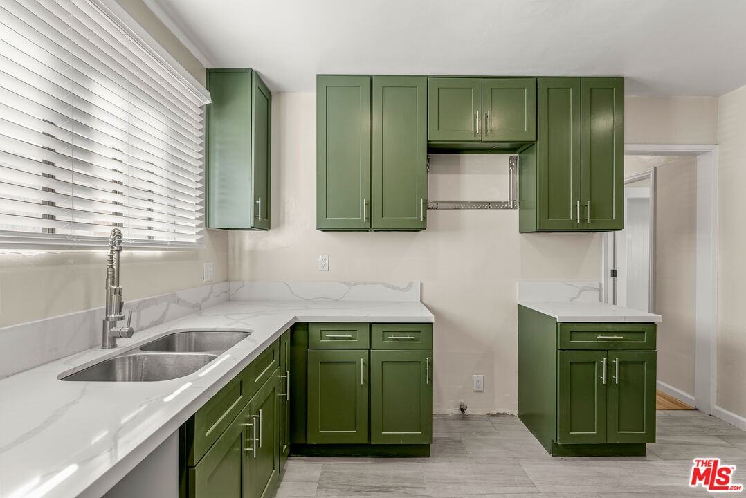 8905 S Wilton Pl - Photo 7 of 8