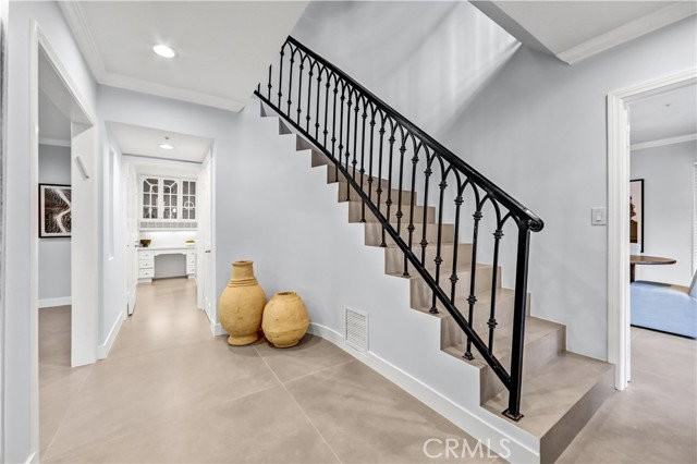 725 N Doheny Dr - Photo 2 of 8