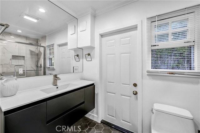 725 N Doheny Dr - Photo 3 of 8