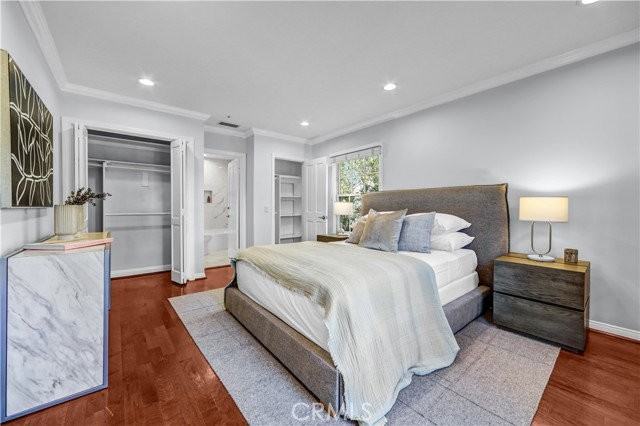 725 N Doheny Dr - Photo 4 of 8