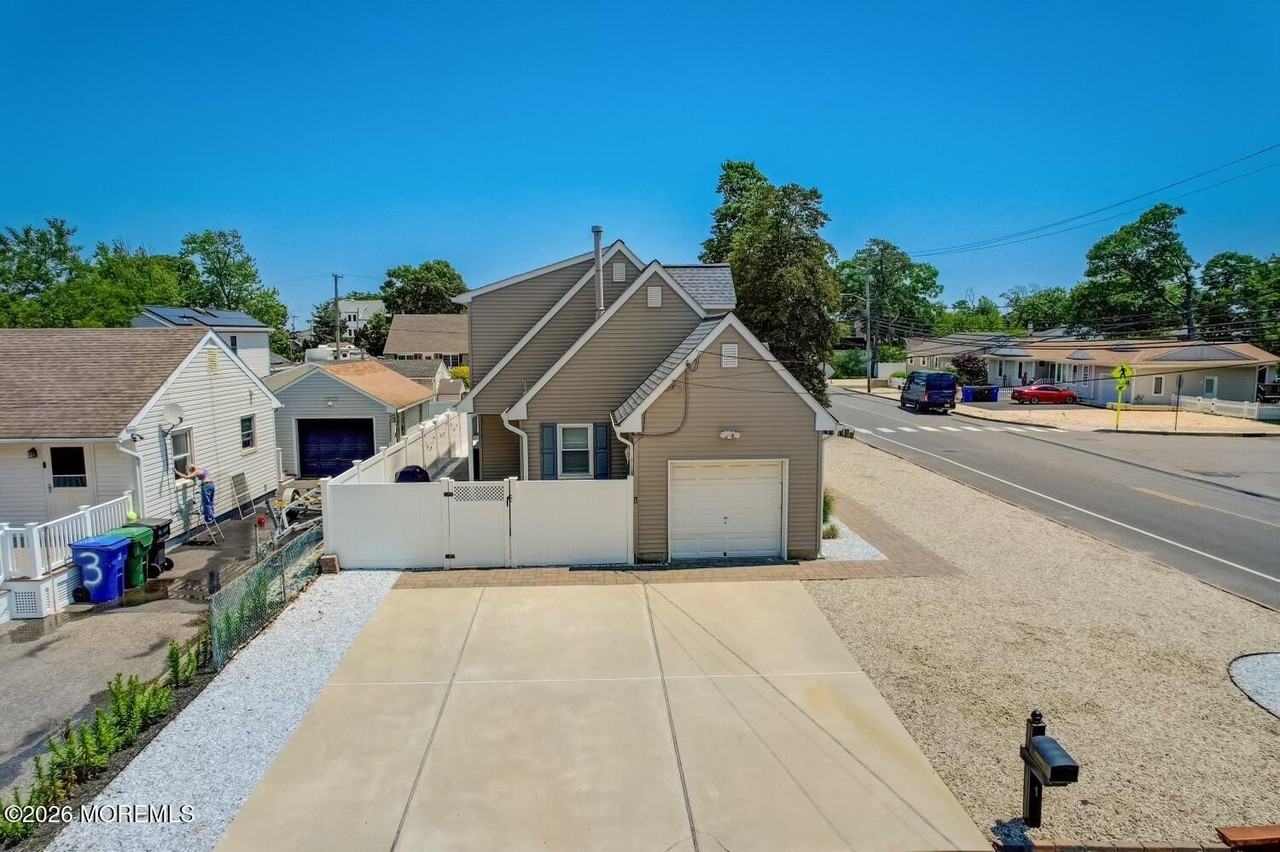 1 Pine Crest Dr - Photo 5 of 43