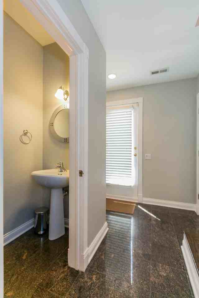 2005 N Hoyne Ave - Photo 5 of 26