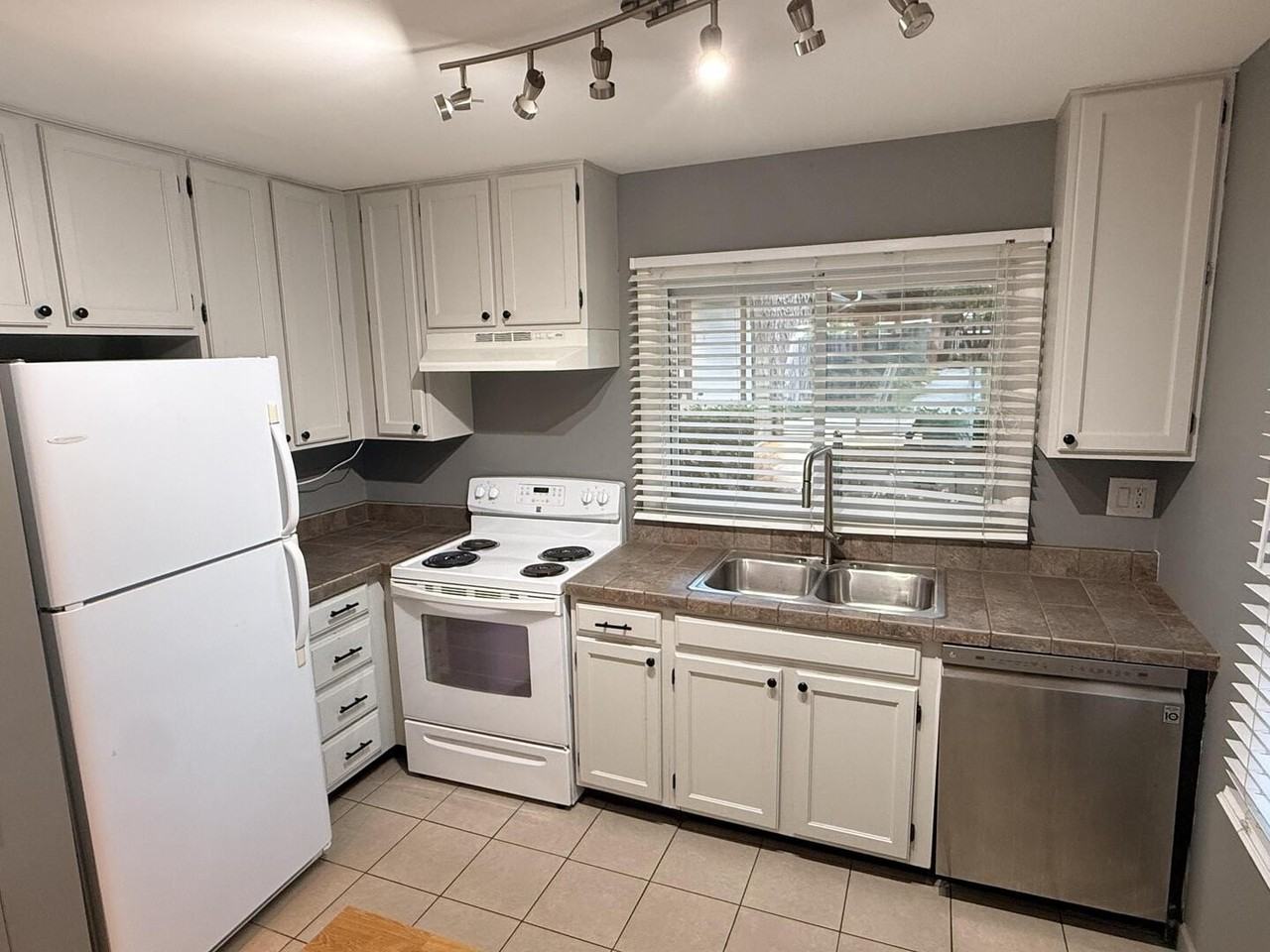 5561 Court F #5561 - Photo 4 of 15