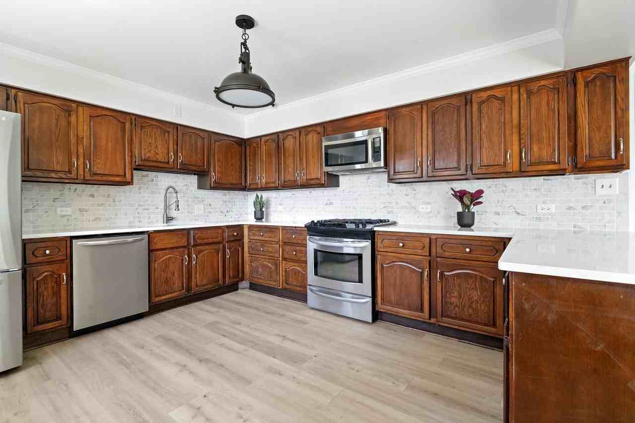 2720 N Bayview Ln - Photo 4 of 28