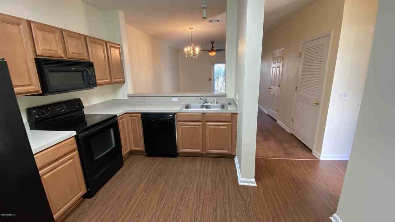 565 Scrub Jay Dr - Photo 5 of 17