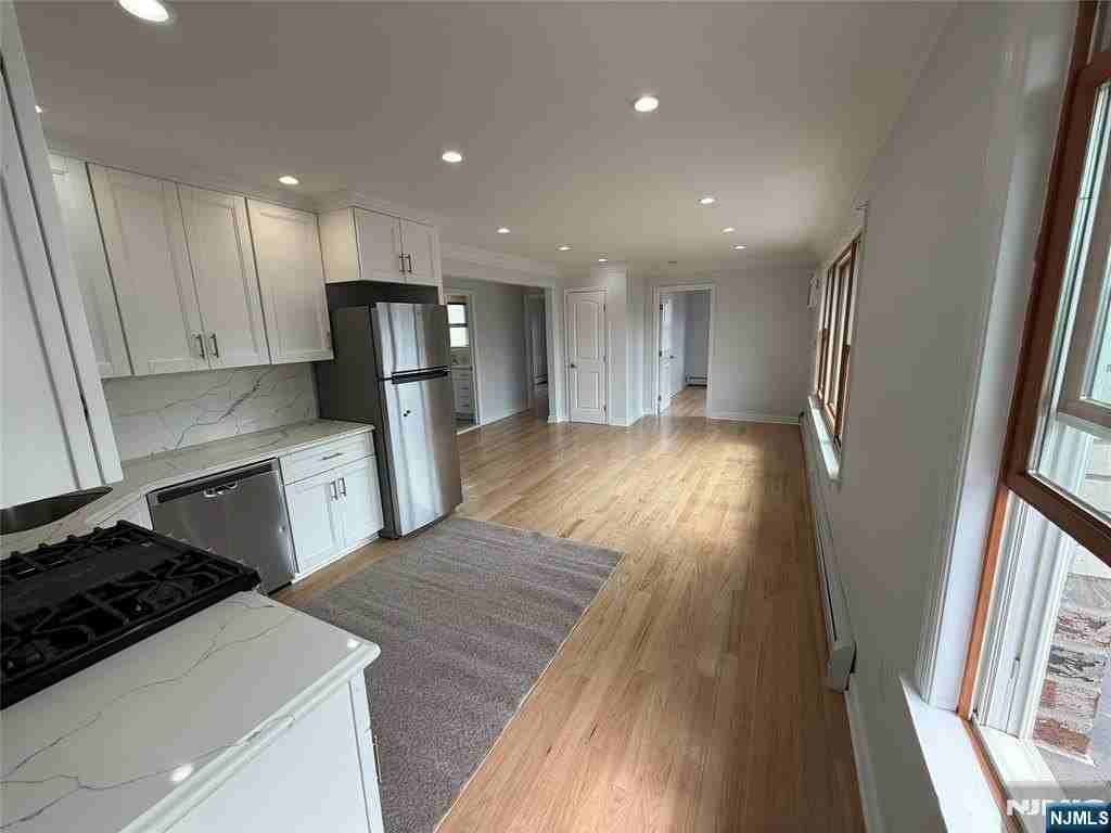 307 9th St #3B - Photo 3 of 15