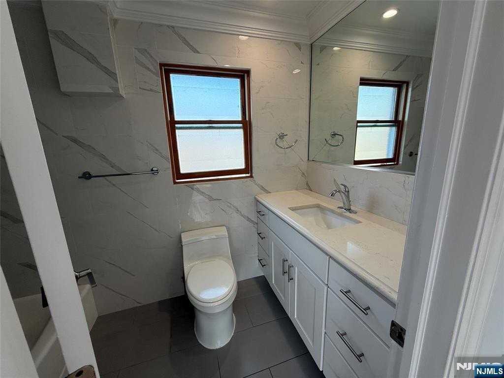 307 9th St #3B - Photo 4 of 15