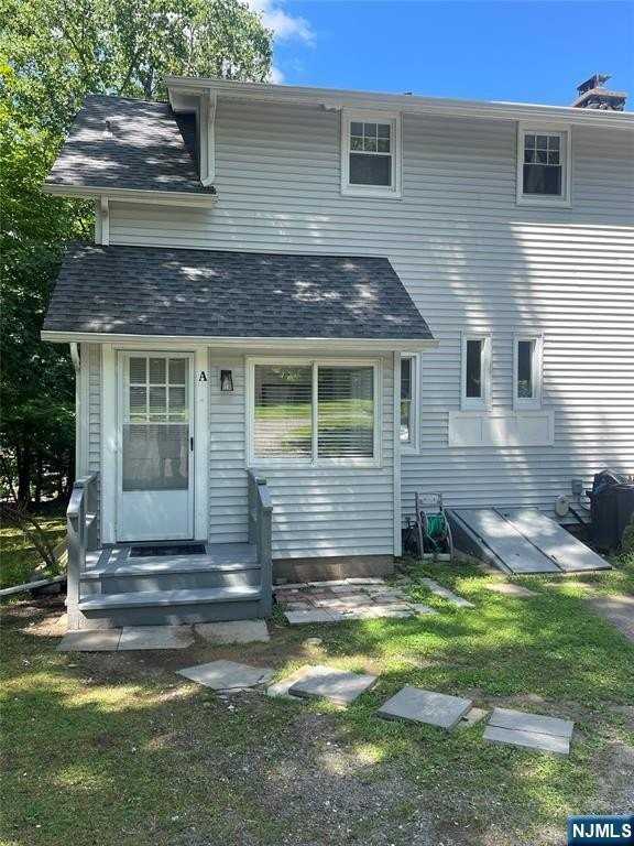 606 Wyckoff Ave #A - Photo 4 of 17