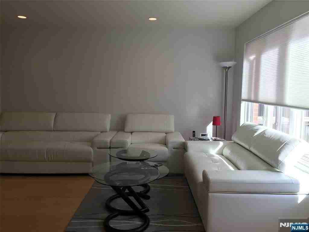 310 Cliff Ln - Photo 4 of 49