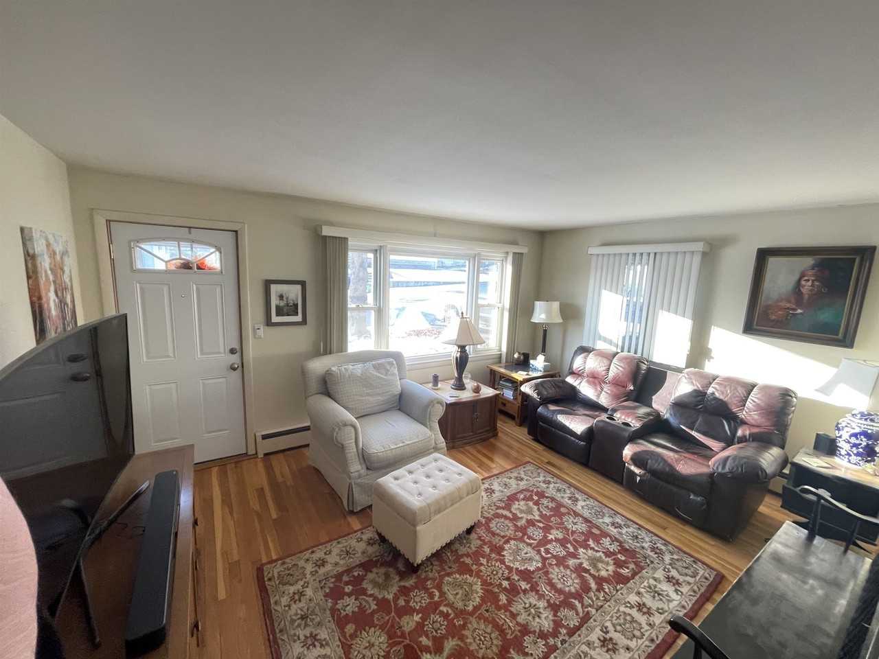 142 Constant St - Photo 4 of 13