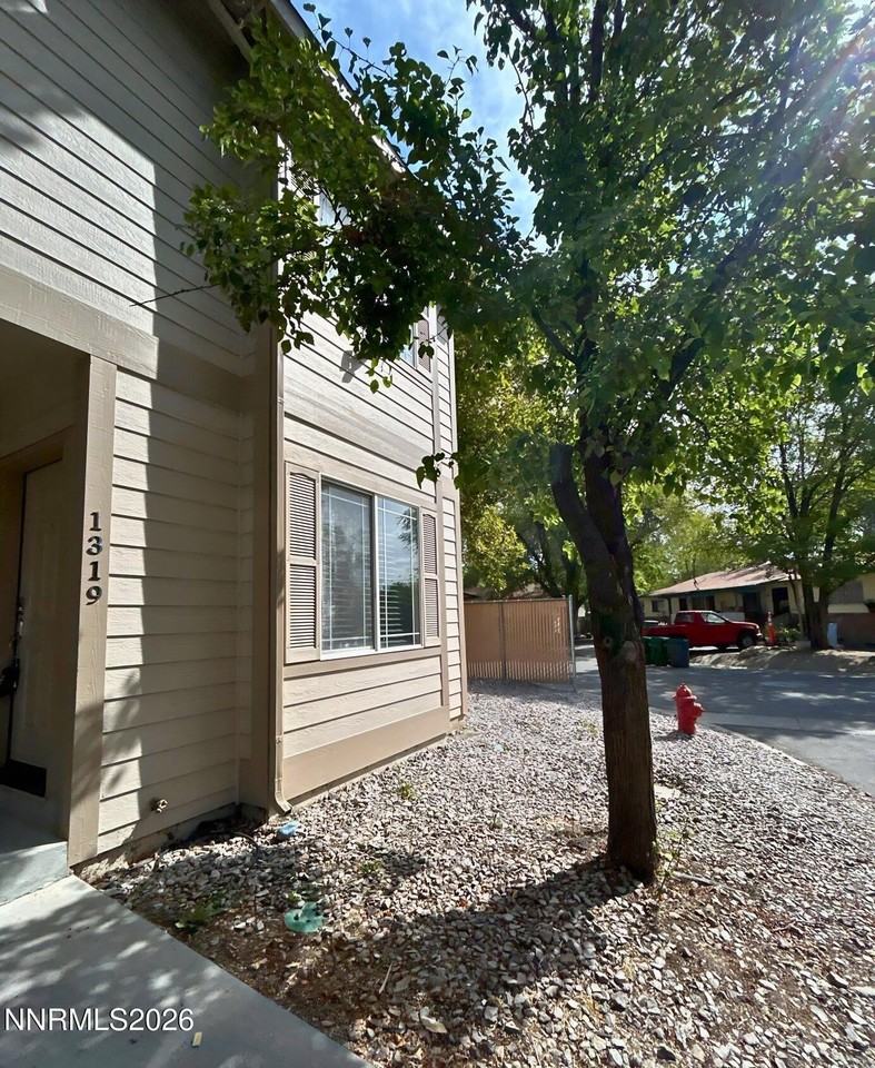 1319 Powell Ln - Photo 2 of 17