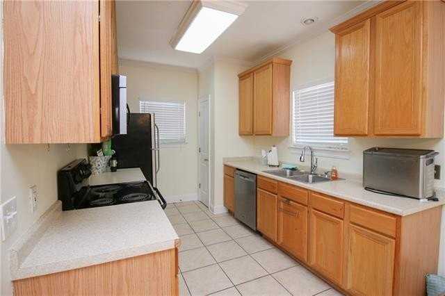 1617 42nd St #D - Photo 4 of 14