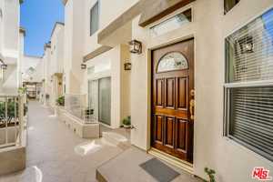 featured image of 4520 Fulton Ave #5
