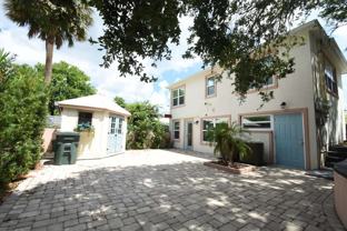 403 N Oleander Ave - Photo 1 of 1
