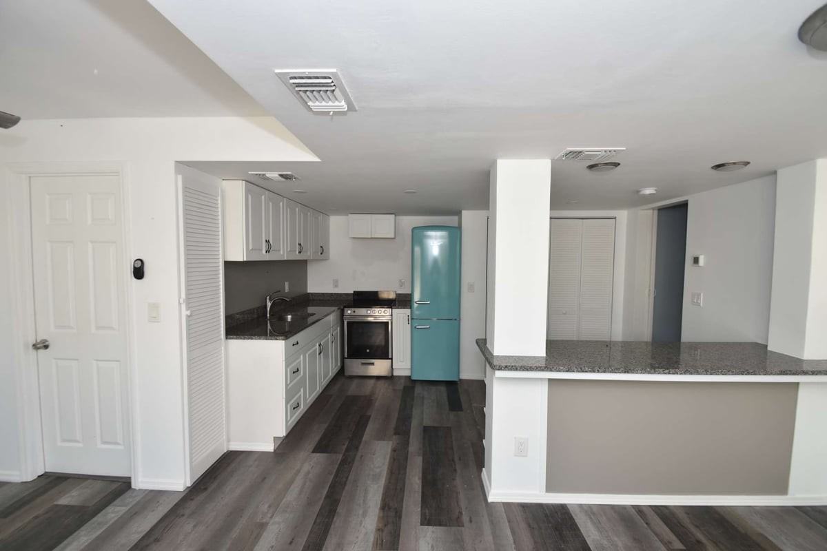 403 N Oleander Ave - Photo 2 of 27