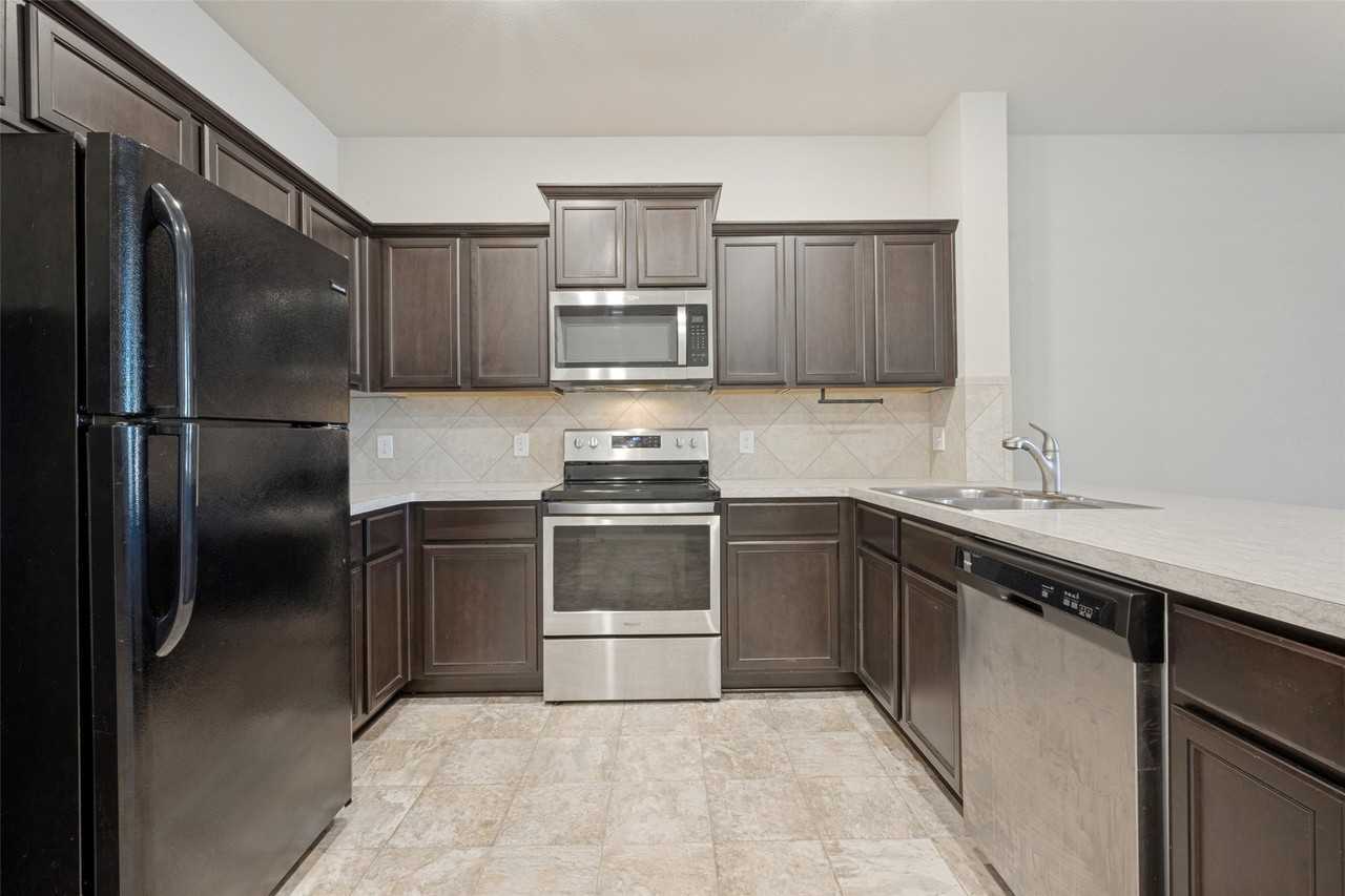 3304 Becker Dr - Photo 4 of 12