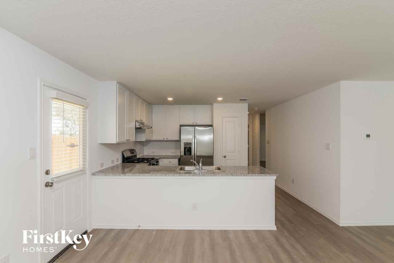 10214 Devon Wheel St - Photo 5 of 15