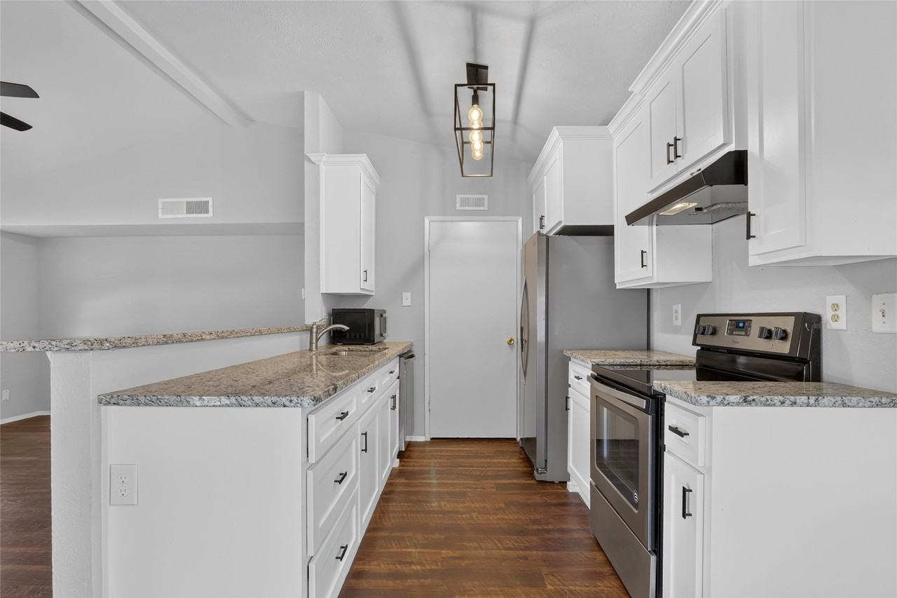 4625 Chapman St - Photo 5 of 33