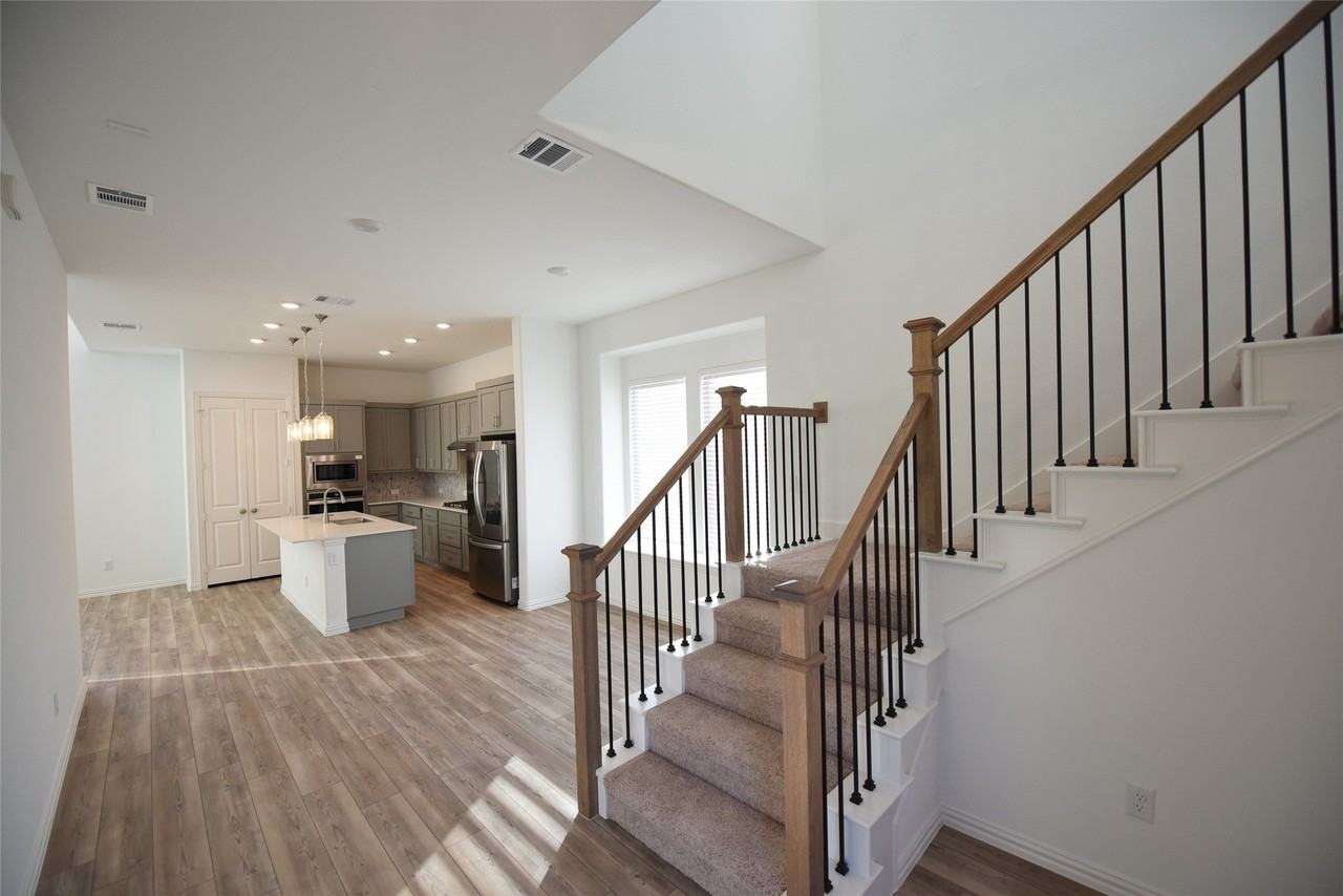 9843 Romo St - Photo 4 of 28