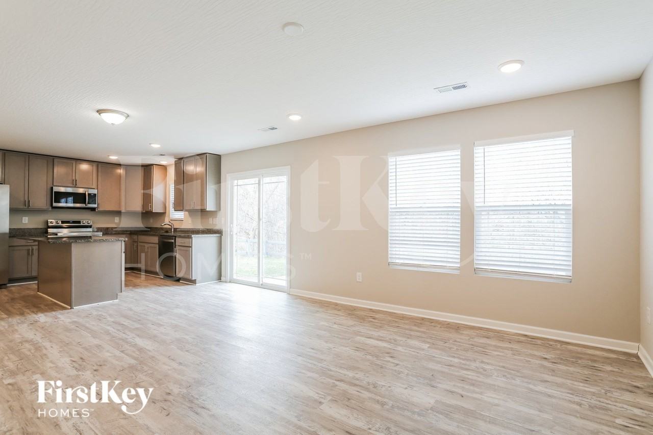 1691 Eastbrook Dr N - Photo 3 of 16
