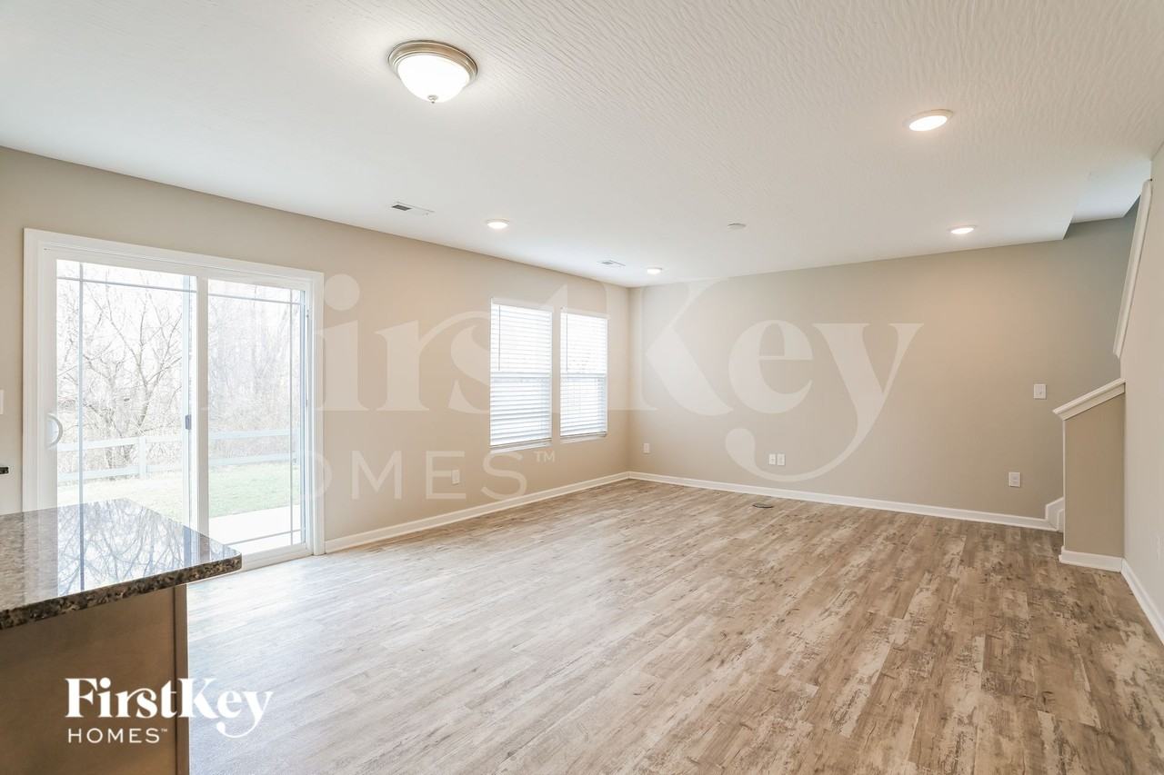 1691 Eastbrook Dr N - Photo 4 of 16