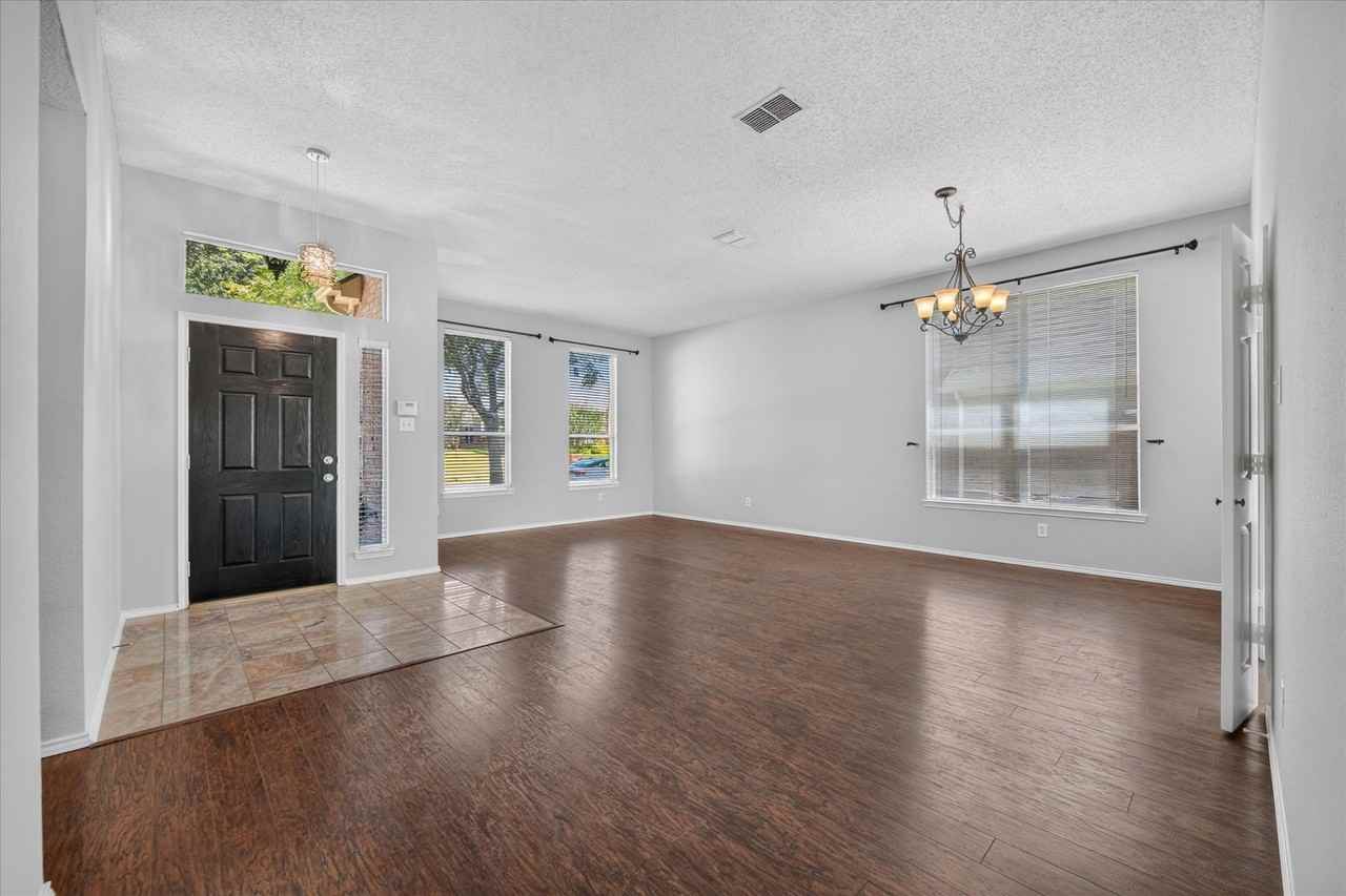 1424 Mayflower Ln - Photo 2 of 18