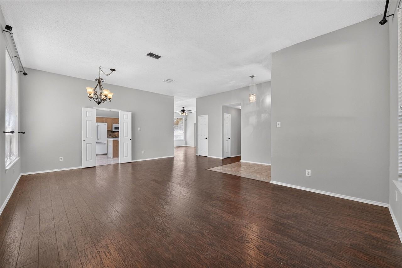 1424 Mayflower Ln - Photo 3 of 18