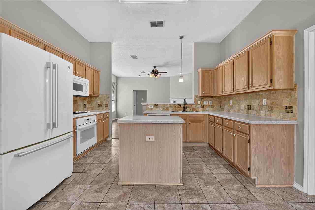 1424 Mayflower Ln - Photo 4 of 18