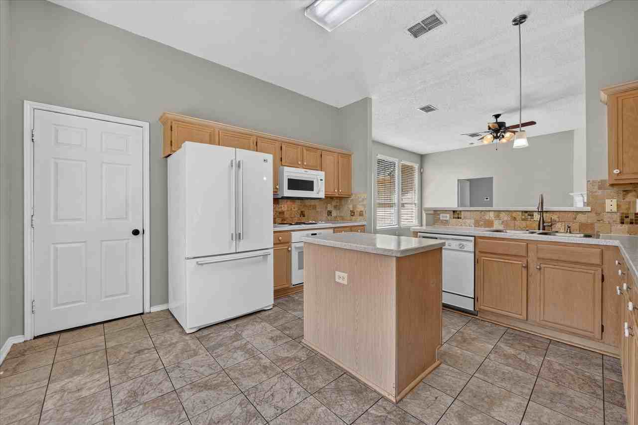 1424 Mayflower Ln - Photo 5 of 18