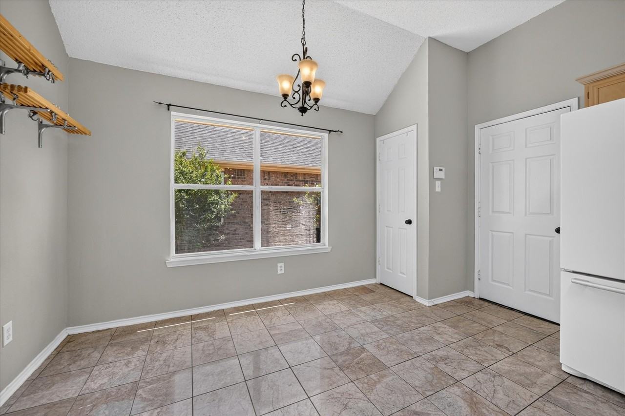 1424 Mayflower Ln - Photo 6 of 18