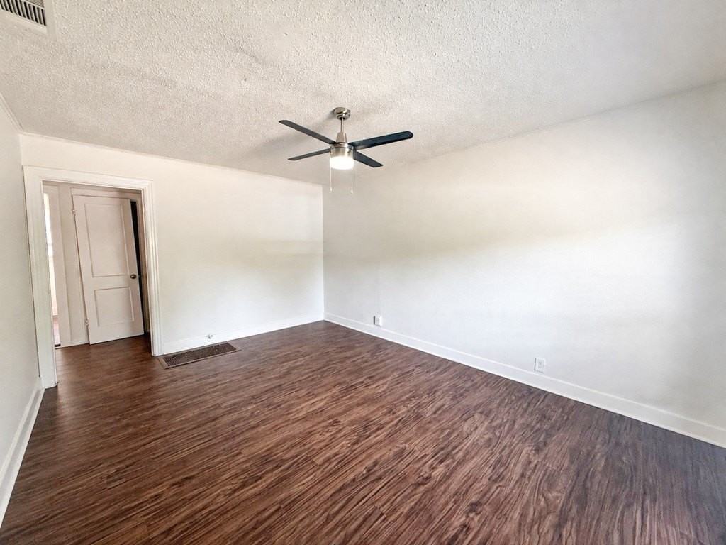 6710 Petain Ave - Photo 4 of 14