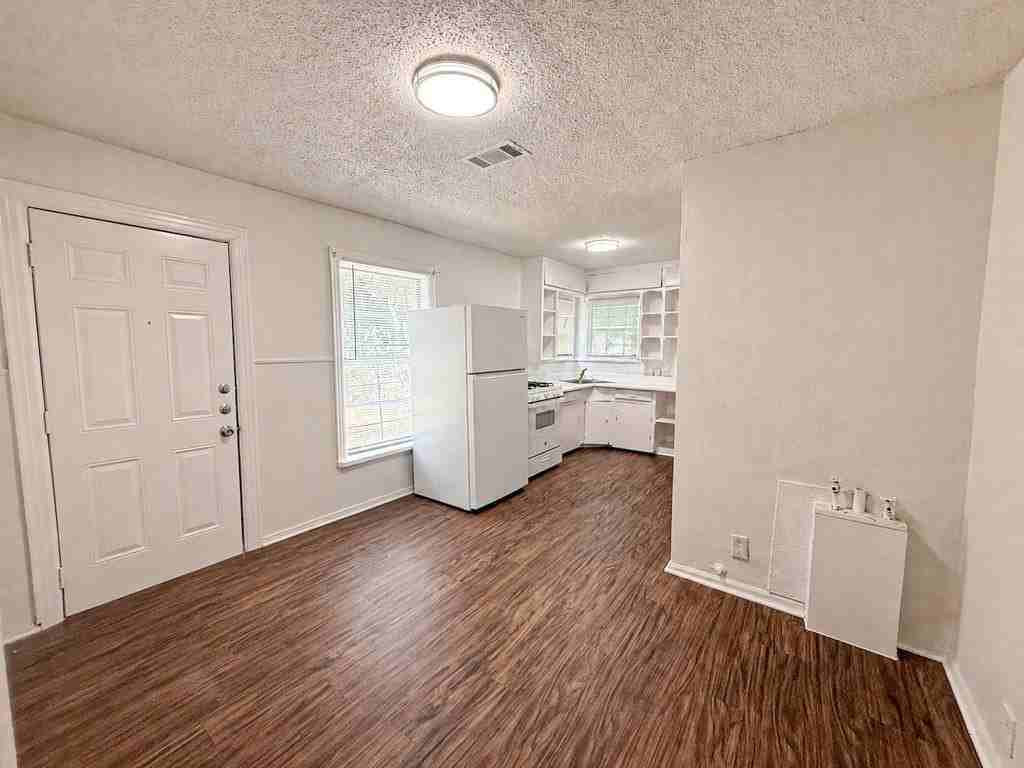 6710 Petain Ave - Photo 5 of 14