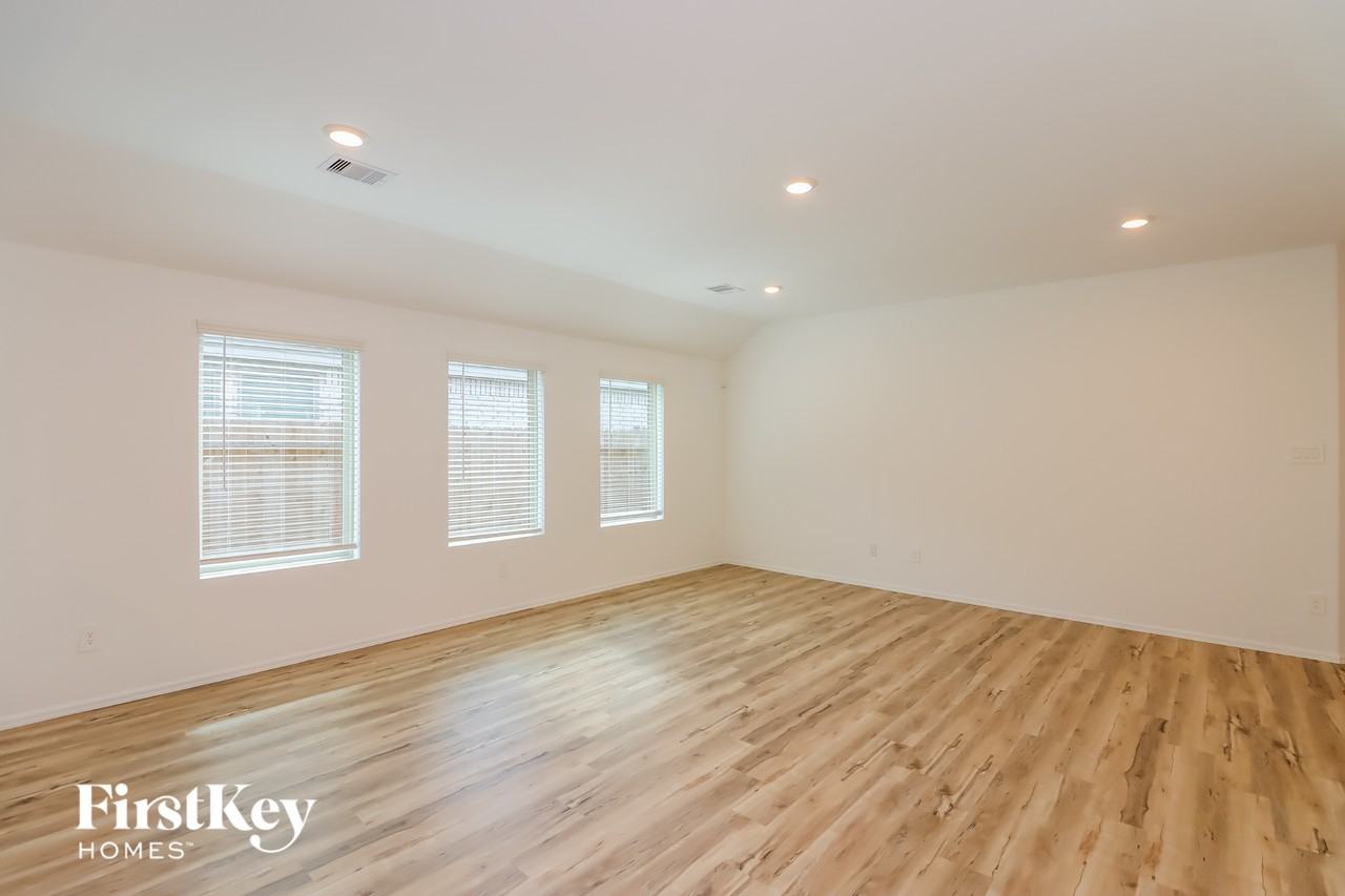 22092 Juniper Crossing Dr - Photo 3 of 15