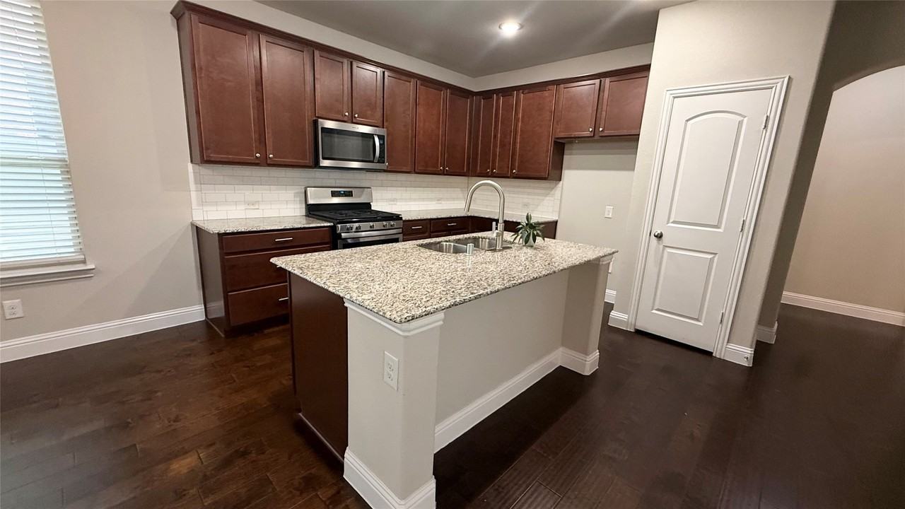 7304 Elm Grove Ln - Photo 6 of 23