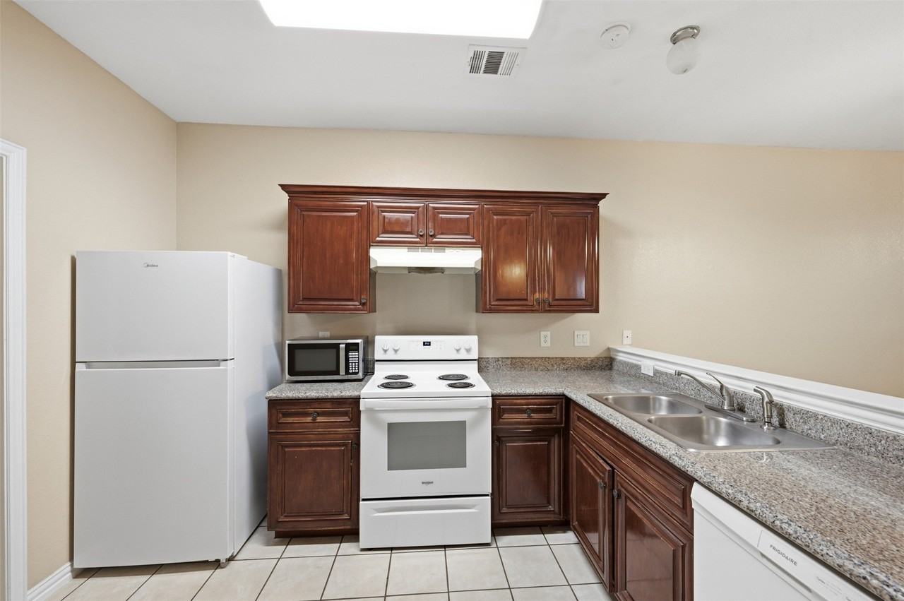 3116 Cherry Ln - Photo 3 of 32