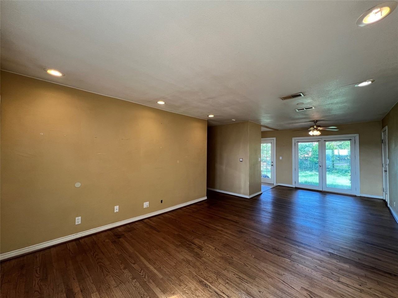 850 N Harbin Dr - Photo 2 of 8
