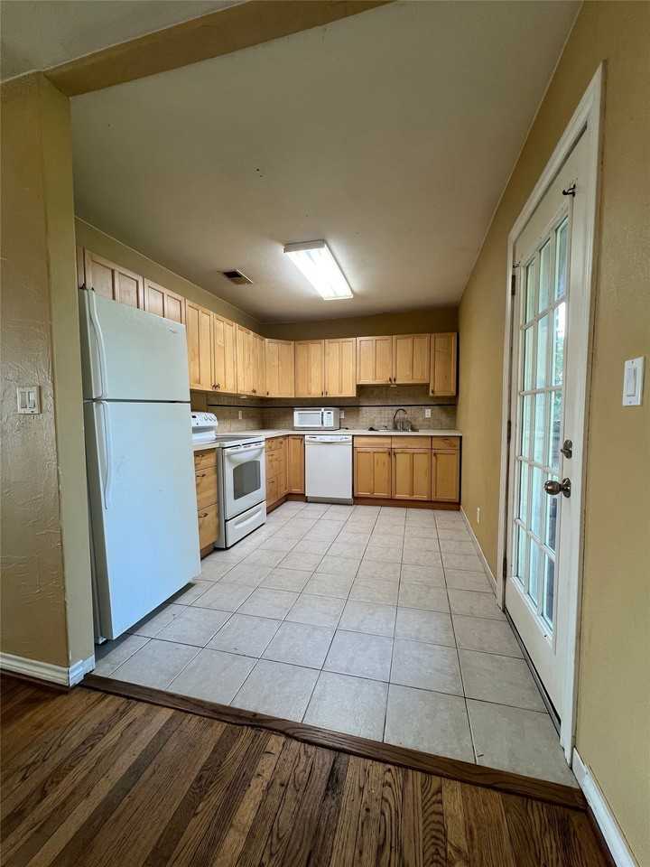 850 N Harbin Dr - Photo 3 of 8