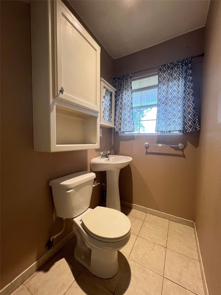 850 N Harbin Dr - Photo 4 of 8