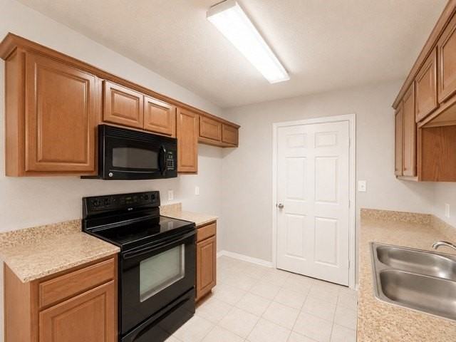 560 W Elm St #C - Photo 4 of 11