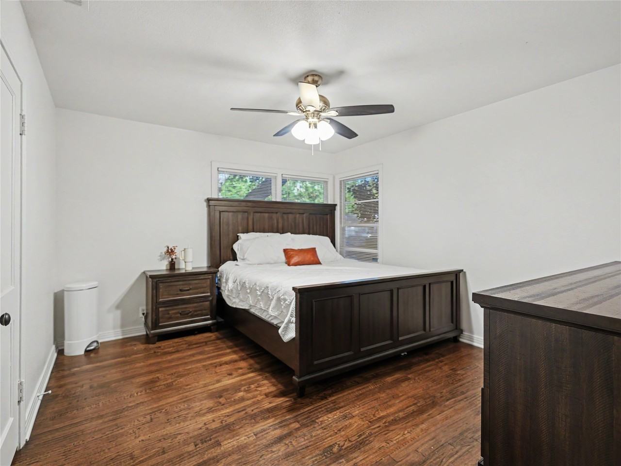 5008 Gilbert Dr - Photo 5 of 20