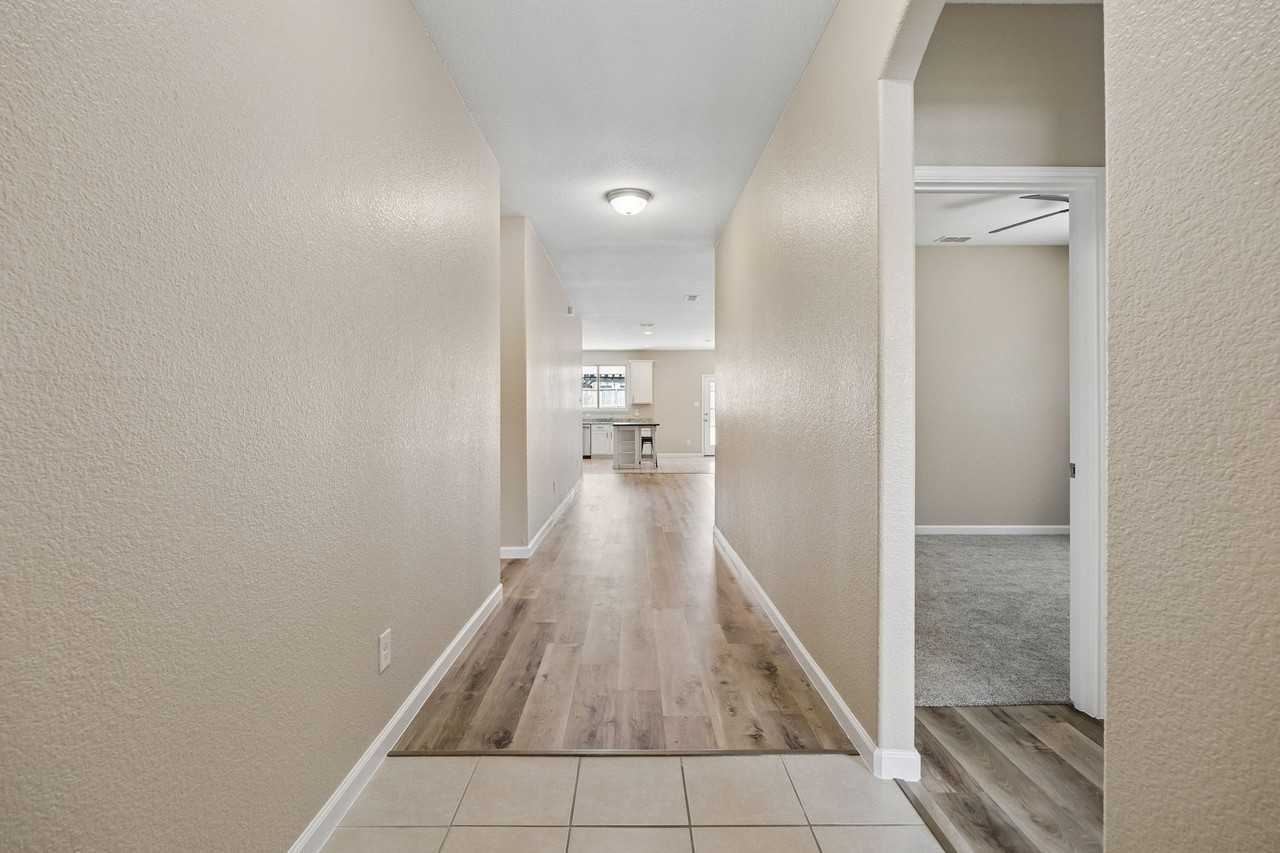 1605 Ridge Creek Ln - Photo 3 of 27