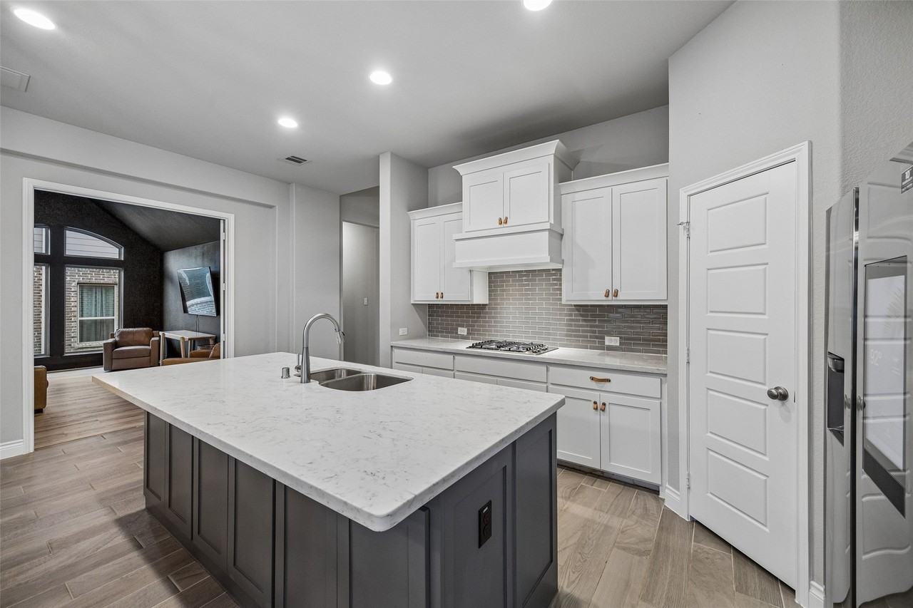 2433 Cobbler St - Photo 5 of 36