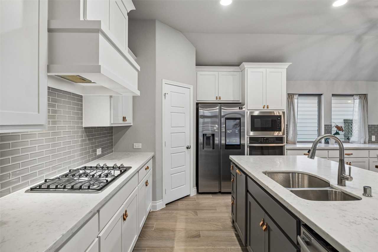 2433 Cobbler St - Photo 6 of 36
